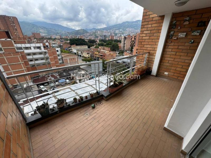 Apartamento de 4 Alcobas con 2 Balcones y Parqueadero Privado en Laureles - 7