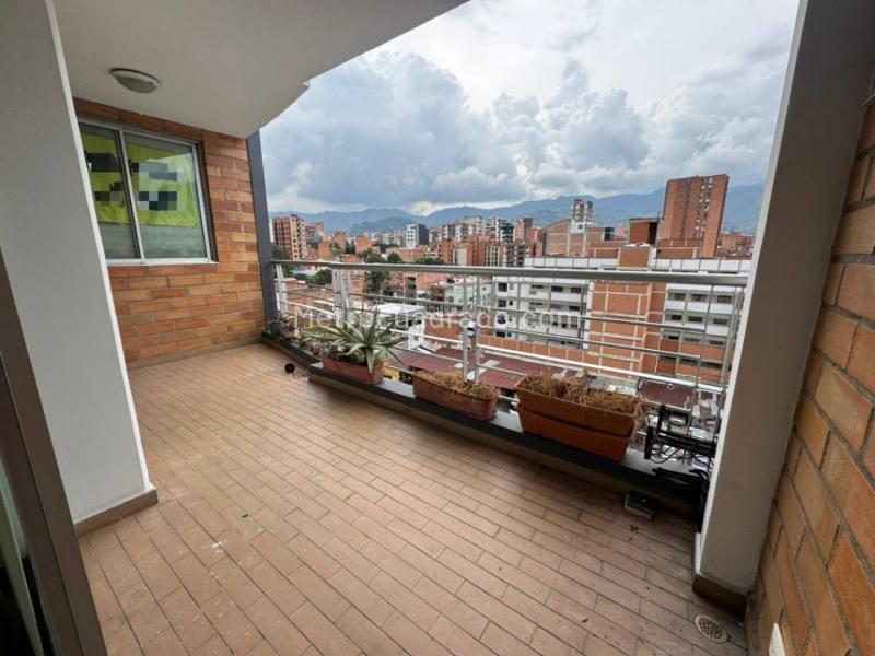 Apartamento de 4 Alcobas con 2 Balcones y Parqueadero Privado en Laureles - 8