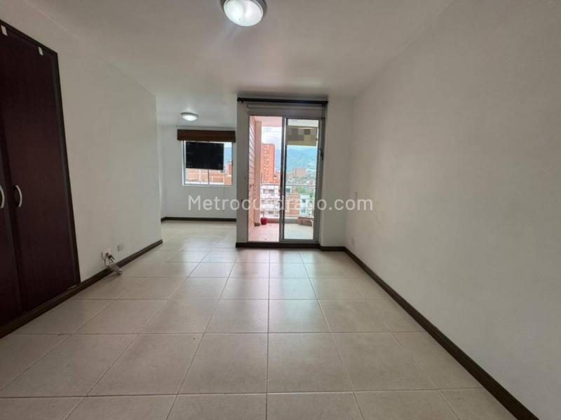 Apartamento de 4 Alcobas con 2 Balcones y Parqueadero Privado en Laureles - 9