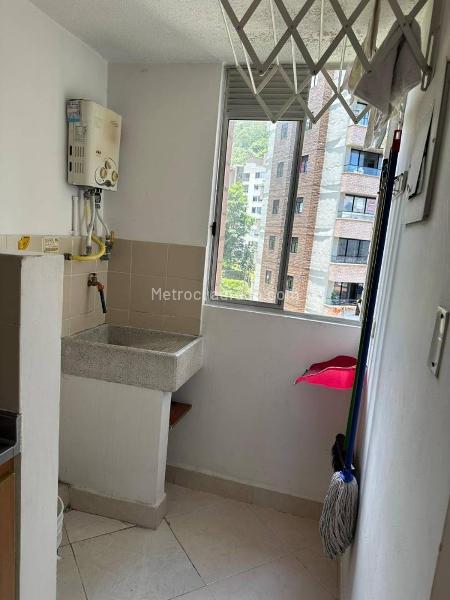 Apartamento Cómodo de 2 Alcobas en Loma del Indio con Balcón y Parqueadero