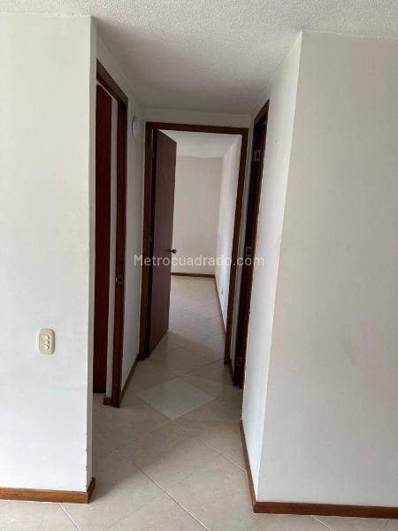 Apartamento Cómodo de 2 Alcobas en Loma del Indio con Balcón y Parqueadero - 3