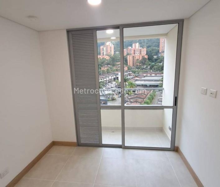 Apartamento de 1 alcoba con parqueadero en Ciudad del Río, El Poblado