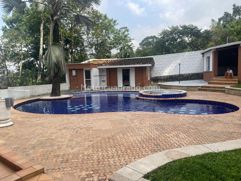 Comfortable 4BR House with Pool in El Poblado El Tesoro - 2