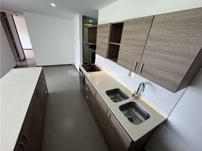 Apartamento de 2 alcobas en arriendo en Loma Del Escobero, Envigado, 88 m² · foto 3 de 20