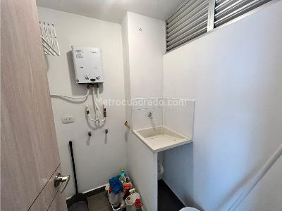 Apartamento de 3 alcobas en arriendo en Loma De Los Bernal, Medellín, 75 m² · foto 15 de 16