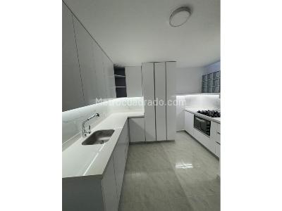 Casa de 4 alcobas en arriendo en Santa Monica, Medellín, 250 m² · foto 3 de 20
