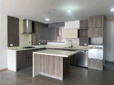 Apartamento de 3 alcobas en arriendo en Loma De Las Brujas, Envigado, 194 m² · foto 2 de 20