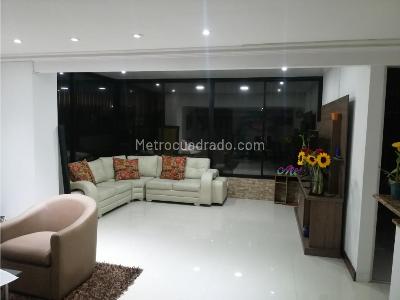 Casa de 4 alcobas en arriendo en El Poblado, Medellín, 273 m² · foto 2 de 16