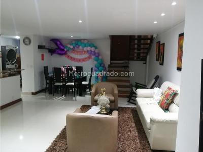Casa de 4 alcobas en arriendo en El Poblado, Medellín, 273 m² · foto 4 de 16