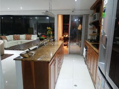 Casa de 4 alcobas en arriendo en El Poblado, Medellín, 273 m² · foto 8 de 16