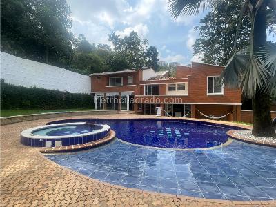 Casa de 4 alcobas en arriendo en El Tesoro, Medellín, 1300 m² · foto 2 de 20