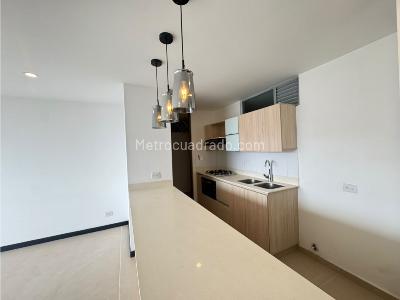 Apartamento de 3 alcobas en arriendo en Loma De Los Gonzalez, Medellín · foto 1 de 9