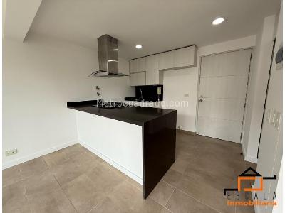 Apartaestudio en arriendo en Loma De Los Bernal, Medellín, 55 m² · foto 1 de 13