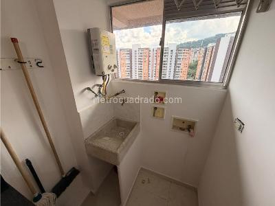 Apartamento de 2 alcobas en arriendo en Loma De Los Bernal, Medellín, 60 m² · foto 4 de 17