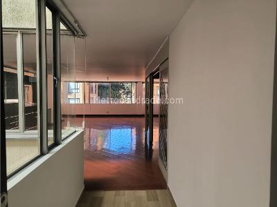 Apartamento de 3 alcobas en venta en Chico Norte, Bogotá, 204 m² · foto 2 de 17