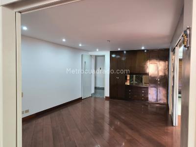 Apartamento de 3 alcobas en venta en Chico Norte, Bogotá, 204 m² · foto 6 de 17