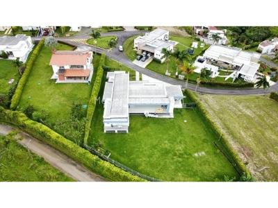 Casa de 4 alcobas en venta en Via Armenia Pereira, Pereira, 1874 m² · foto 2 de 17