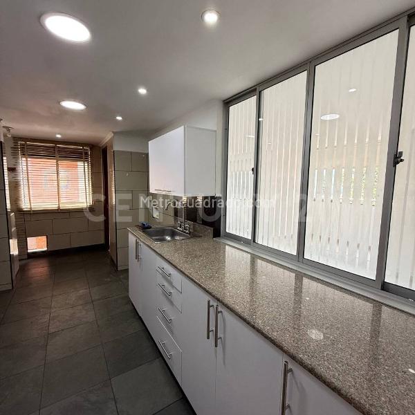 Apartamento Amplio de 3 Alcobas con Piscina en Laureles Estadio - 7