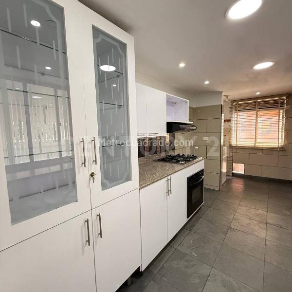 Apartamento Amplio de 3 Alcobas con Piscina en Laureles Estadio - 8