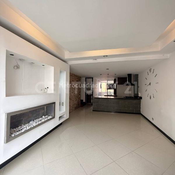 Apartamento Amplio de 2 Alcobas en Laureles con Balcón