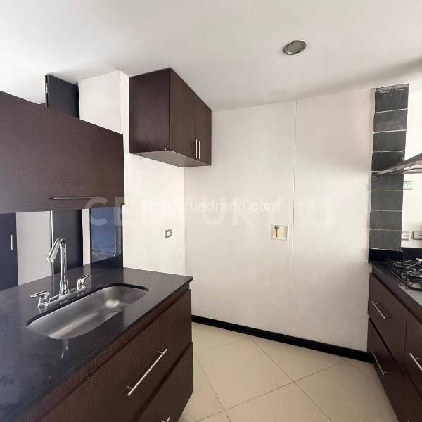 Apartamento Amplio de 2 Alcobas en Laureles con Balcón - 3