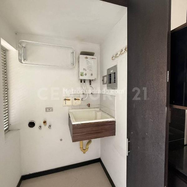 Apartamento Amplio de 2 Alcobas en Laureles con Balcón - 4