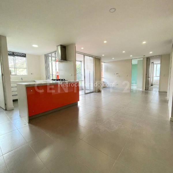 Spacious 2BR Apartment with Balcony in El Poblado - 2