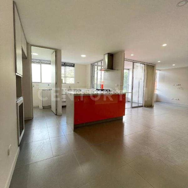 Spacious 2BR Apartment with Balcony in El Poblado - 3