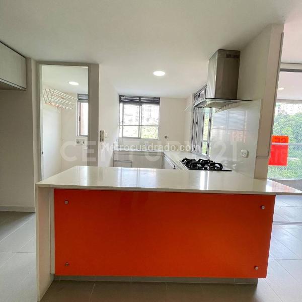 Spacious 2BR Apartment with Balcony in El Poblado - 4