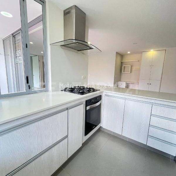 Spacious 2BR Apartment with Balcony in El Poblado - 5