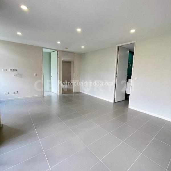 Spacious 2BR Apartment with Balcony in El Poblado - 9