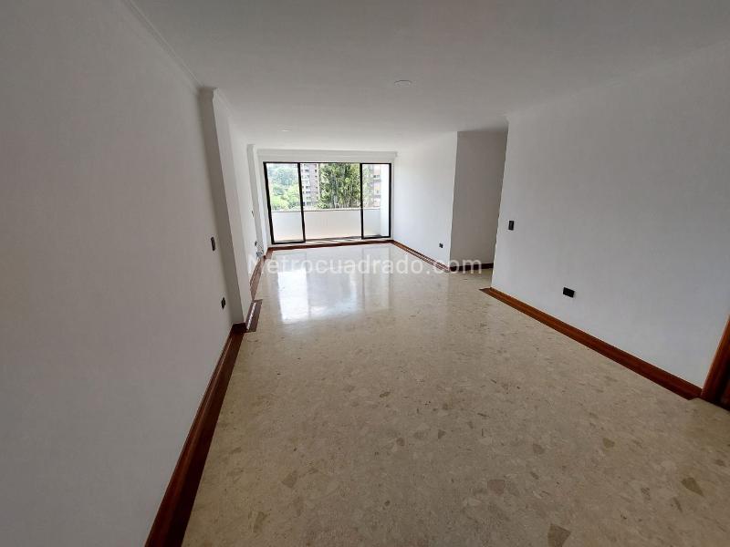 Spacious 3-Bedroom Apartment in El Poblado - 2