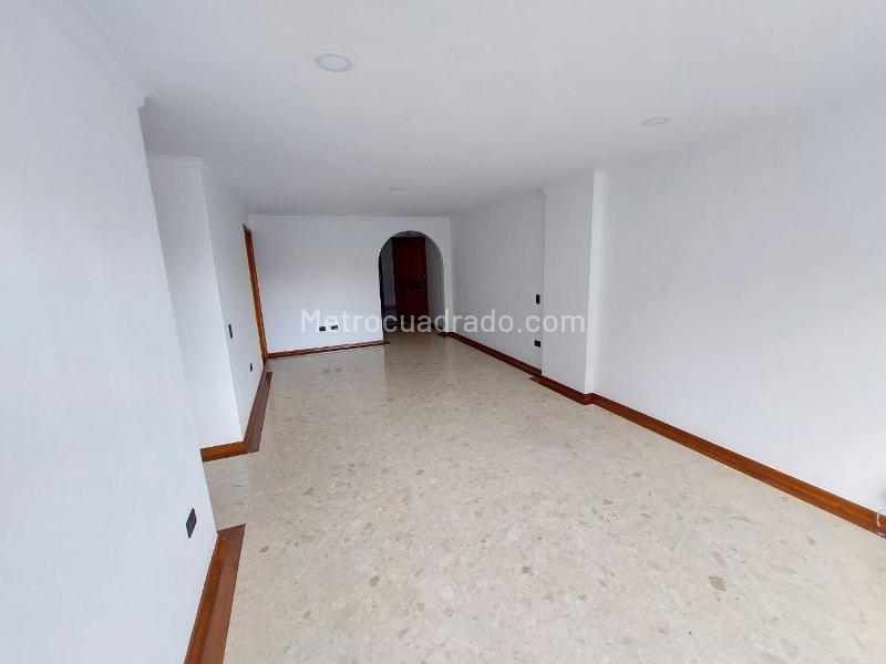 Spacious 3-Bedroom Apartment in El Poblado - 3