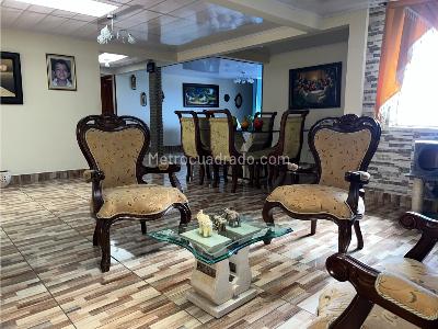 Casa de 4 alcobas en venta en La Francia/ Atardeceres, Manizales, 1162 m² · foto 2 de 20