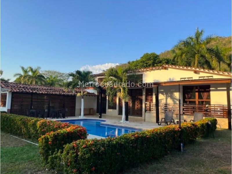5BR Country House in Sopetran (2000 m²) for Sale