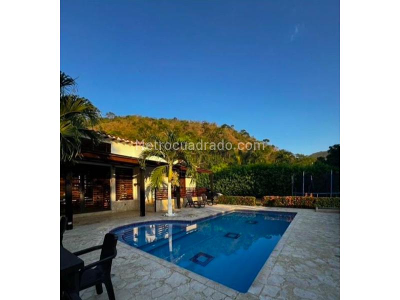 5BR Country House in Sopetran (2000 m²) for Sale - 2