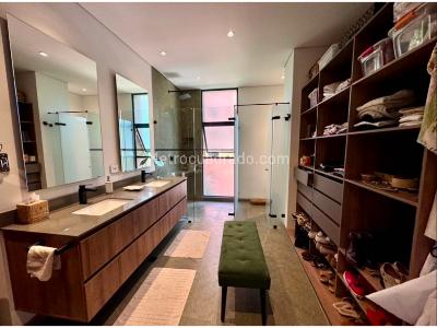 Apartamento de 3 alcobas en venta en El Poblado, Medellín, 250 m² · foto 4 de 18