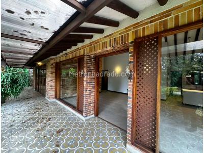 Casa de 4 alcobas en venta en Loma De Las Brujas, Envigado, 280 m² · foto 2 de 18