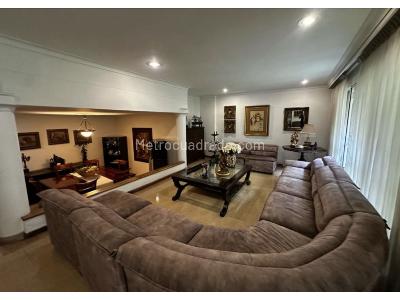 Casa de 3 alcobas en venta en San Lucas Poblado, Medellín, 229 m² · foto 1 de 18