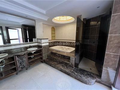 Casa de 4 alcobas en venta en El Poblado, Medellín, 1600 m² · foto 5 de 19