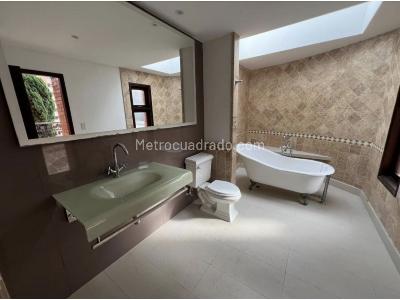 Casa de 4 alcobas en venta en El Poblado, Medellín, 1600 m² · foto 16 de 19