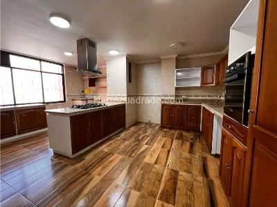 Apartamento de 3 alcobas en venta en Laureles, Medellín, 237 m² · foto 3 de 20