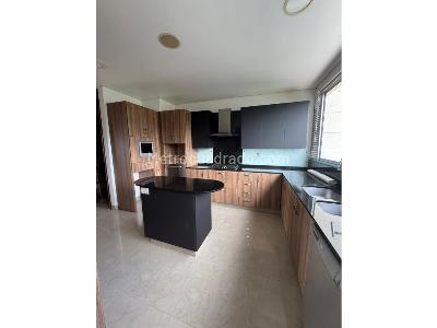 Apartamento de 4 alcobas en arriendo en El Poblado, Medellín, 272 m² · foto 3 de 20