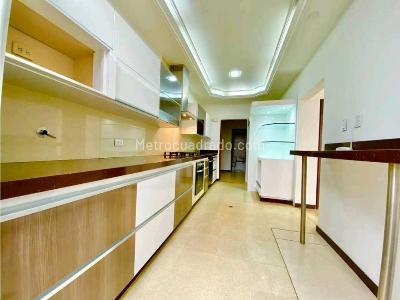 Casa de 5 alcobas en venta en El Poblado, Medellín, 322 m² · foto 2 de 10