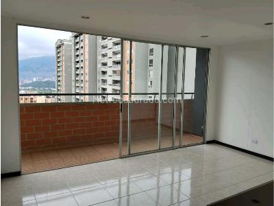 Apartamento en venta en Loma De Los Bernal, Medellín · foto 2 de 16