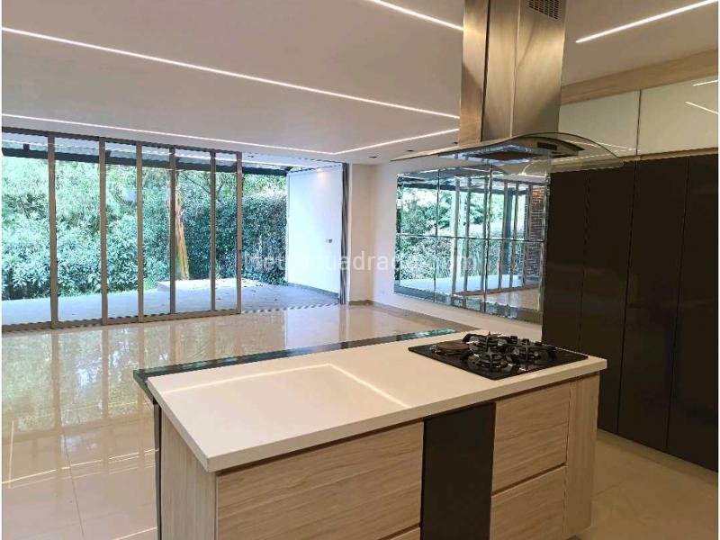 4BR House in Andalucia (300 m²)