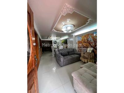 Casa de 4 alcobas en venta en Loma De Los Bernal, Medellín, 225 m² · foto 3 de 20