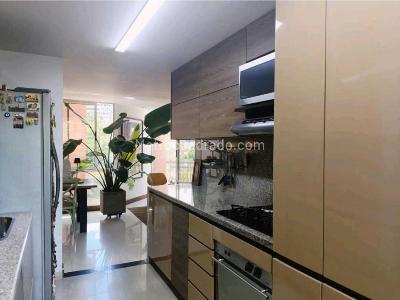 Apartamento de 3 alcobas en venta en Loma De Los Bernal, Medellín, 85 m² · foto 4 de 14