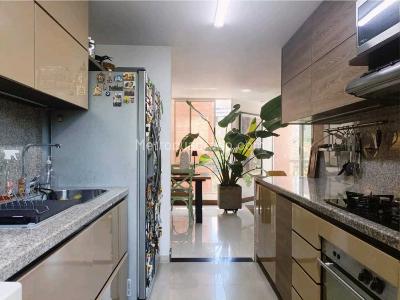 Apartamento de 3 alcobas en venta en Loma De Los Bernal, Medellín, 85 m² · foto 6 de 14