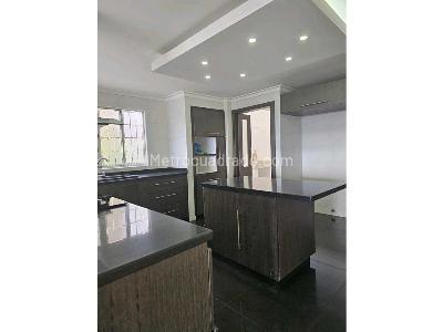 Casa de 5 alcobas en venta en El Tesoro, Medellín, 420 m² · foto 4 de 20